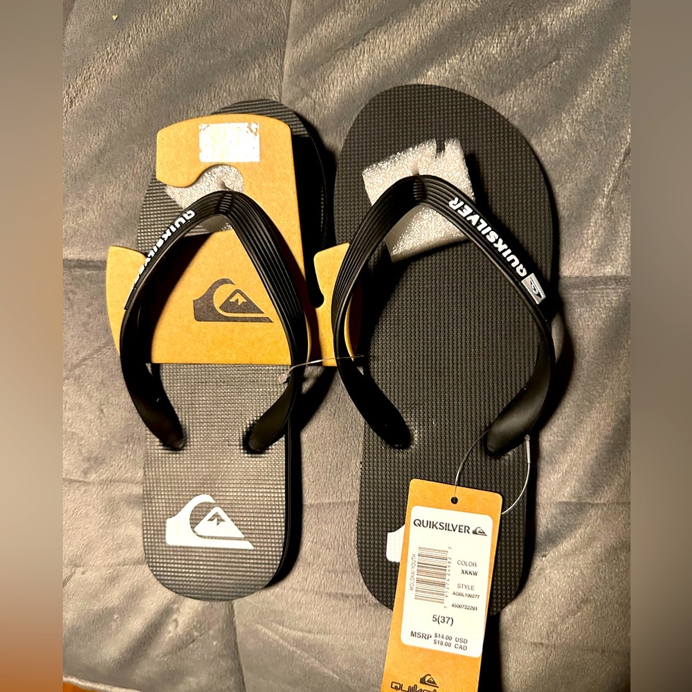 New Quicksilver Boys Slippers size 5 (women’s 7)